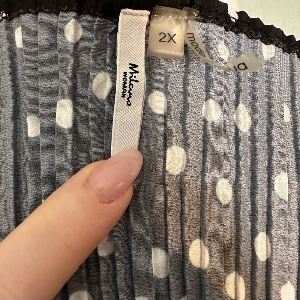 MILANO | B&W polka dot pleated blouse, accordion stretches for perfect fit; 2X - Picture 4 of 4